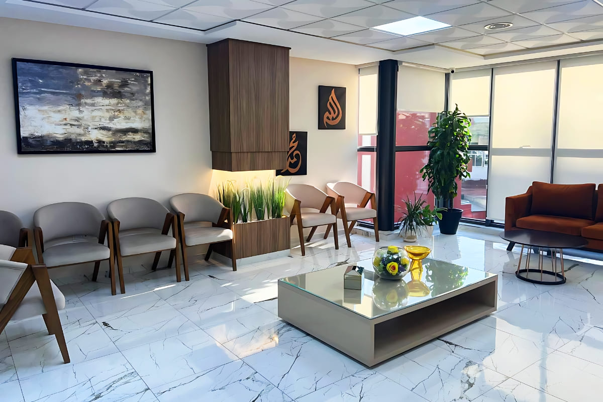 Salle d'attente moderne du centre d'ophtalmologie à Tanger