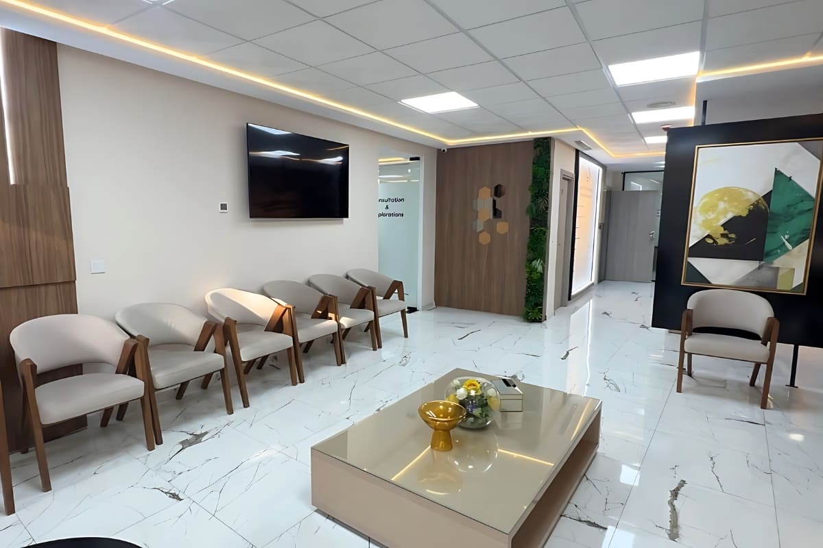 Salle d'attente moderne du centre d'ophtalmologie à Tanger