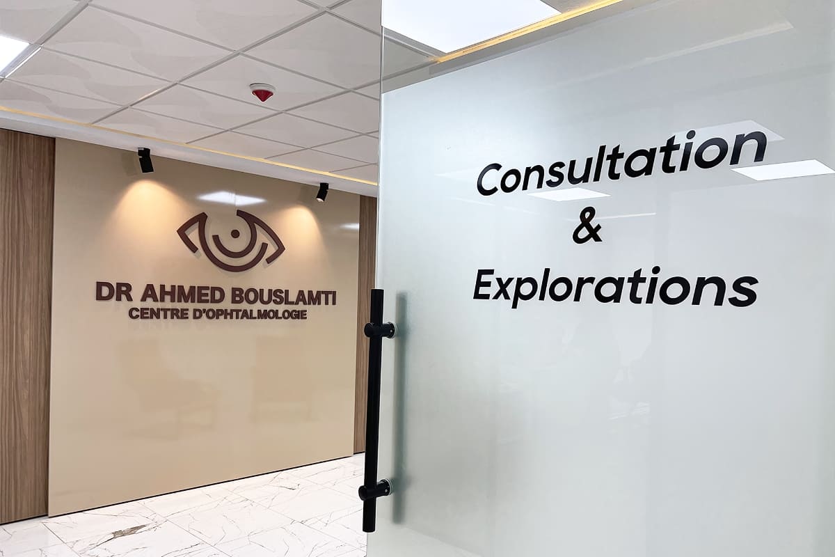 Espace d'accueil lumineux avec décoration moderne à la clinique d'ophtalmologie de Tanger